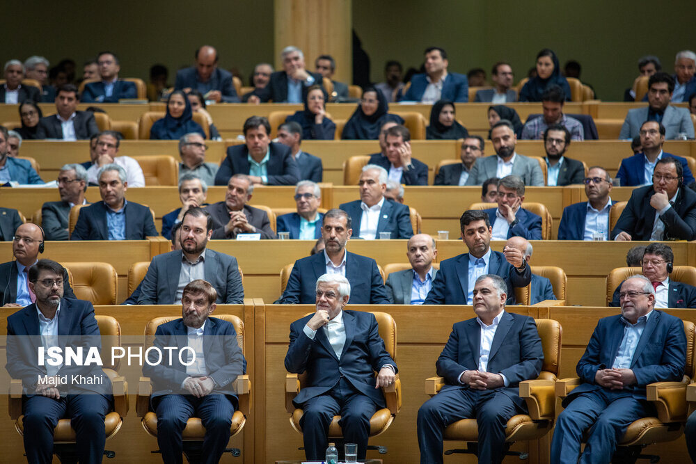 تصویری از خوش و بش جالب عارف با رئیس گروه اقتصادی دفتر رهبری
