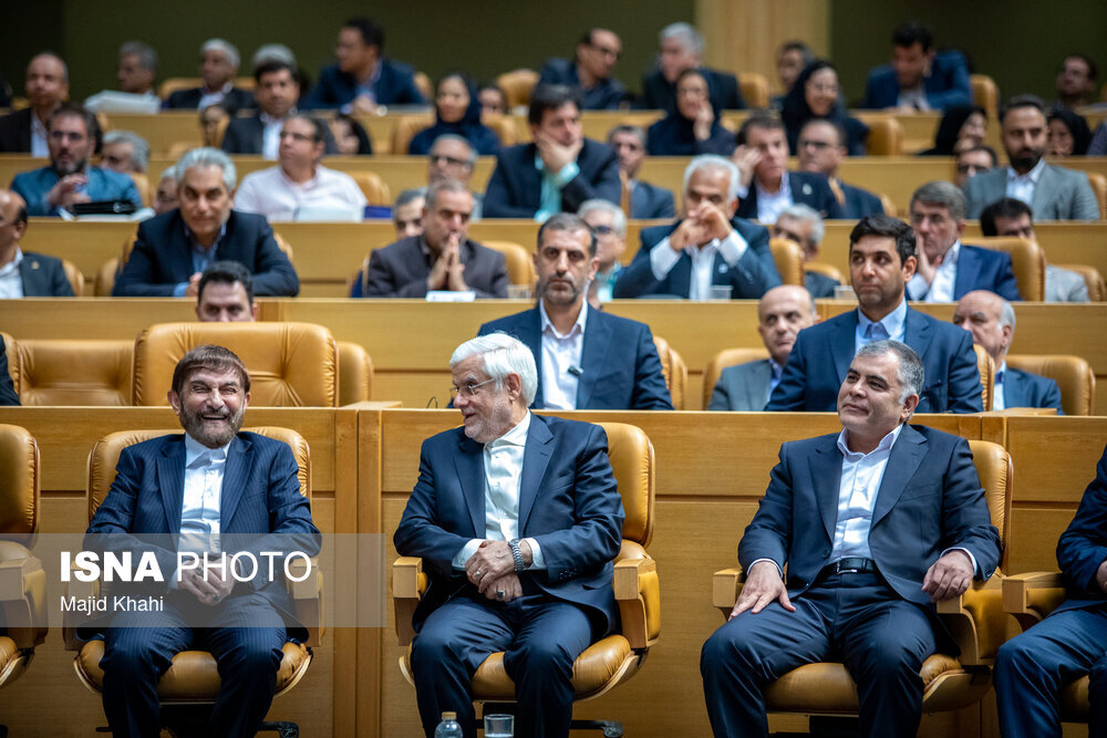 تصویری از خوش و بش جالب عارف با رئیس گروه اقتصادی دفتر رهبری