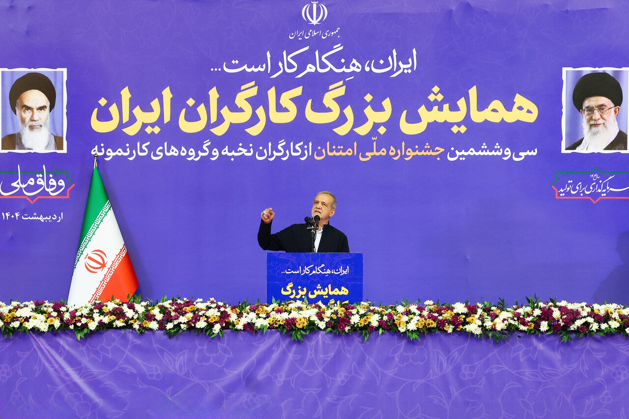 لتصویری از استقبال کارگران از مسعود پزشکیان