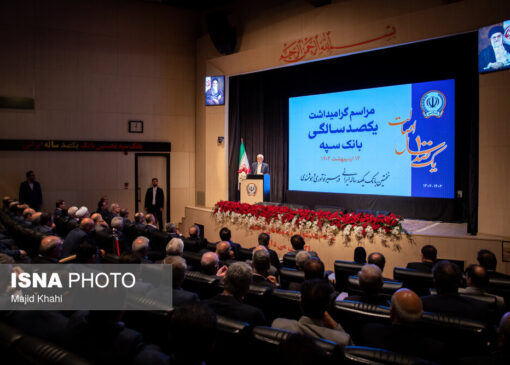 تصاویری از بازدید عارف از موزه یک بانک/ از چرتکه و ماشین حساب هندلی تا ماشین پول رسانی در موزه