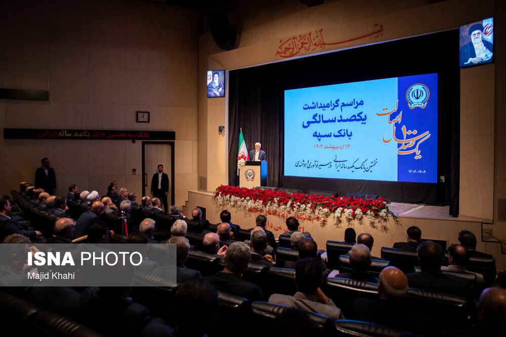 تصاویری از بازدید عارف از موزه یک بانک/ از چرتکه و ماشین حساب هندلی تا ماشین پول رسانی در موزه