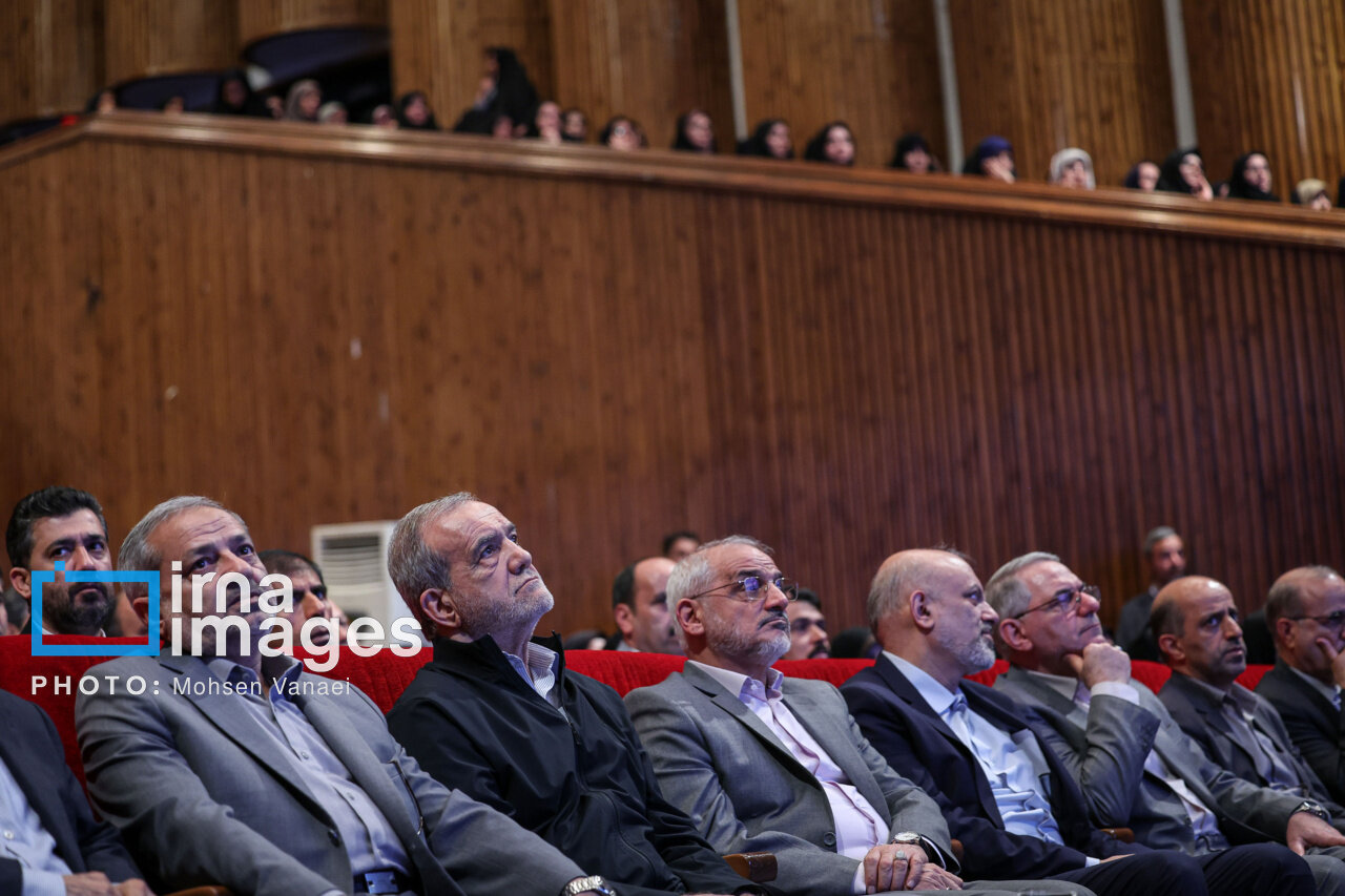 تصاویری از خوش و بش رئیس‌جمهور با معلمان نمونه کشور/ در گرامیداشت روز معلم چه گذشت؟