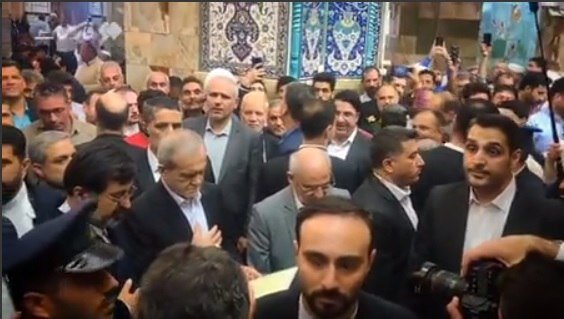 رئیس جمهور در کنار مردم حرم حضرت معصومه(س) را زیارت کرد/ گپ و گفت پزشکیان با زائران+تصویر