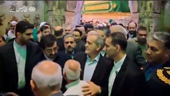 رئیس جمهور در کنار مردم حرم حضرت معصومه(س) را زیارت کرد/ گپ و گفت پزشکیان با زائران+تصویر