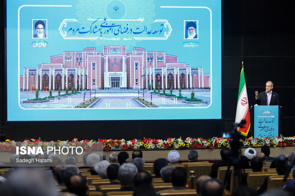 تصاویری از یک نشست در حرم مطهر رضوی با حضور رئیس‌جمهور/ چه کسانی او را همراهی می‌کردند؟