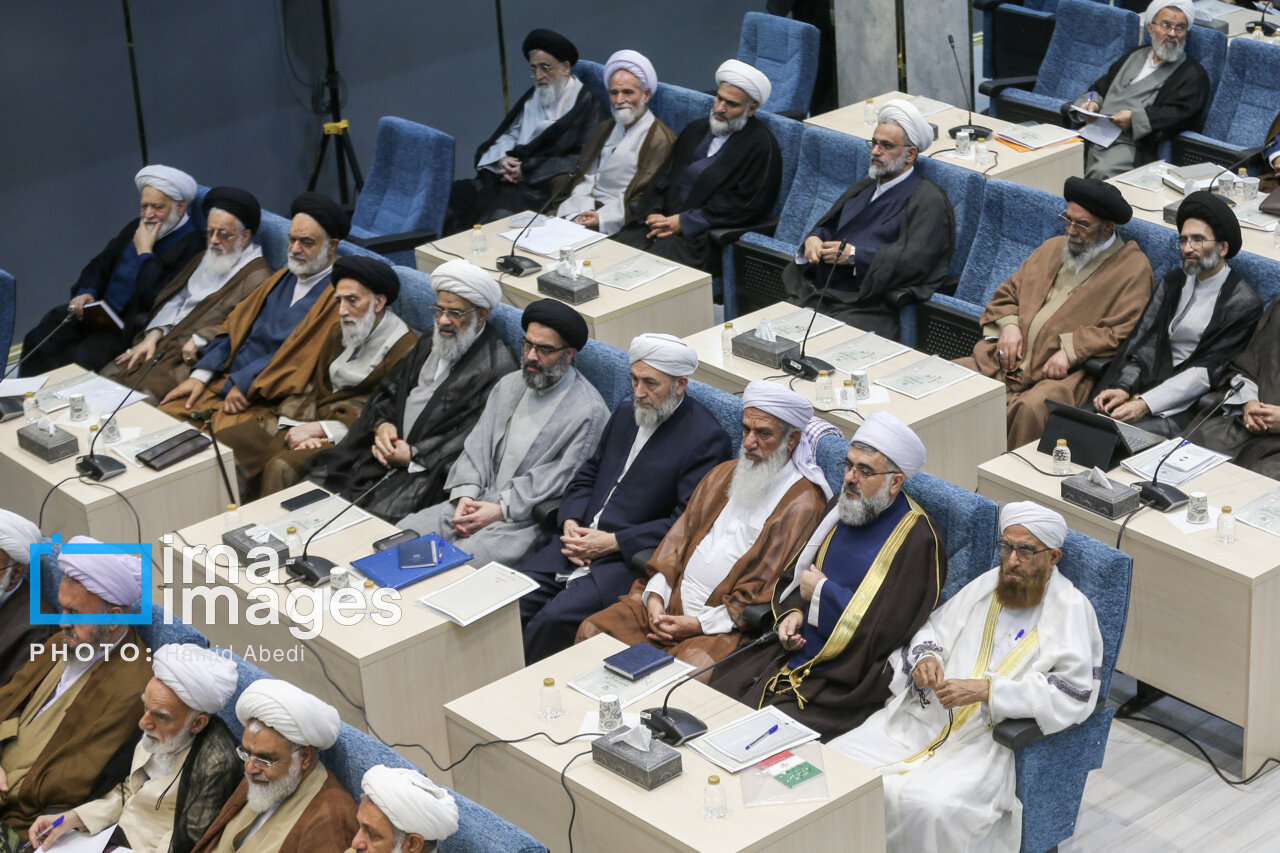 تصاویری از پزشکیان در جمع اعضای خبرگان رهبری/ اعضای خبرگان هنگام سخنرانی چه کردند؟