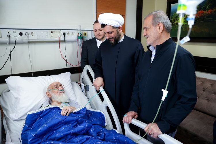 رئیس‌جمهور به عیادت آیت‌الله نوری همدانی رفت+ تصاویر
