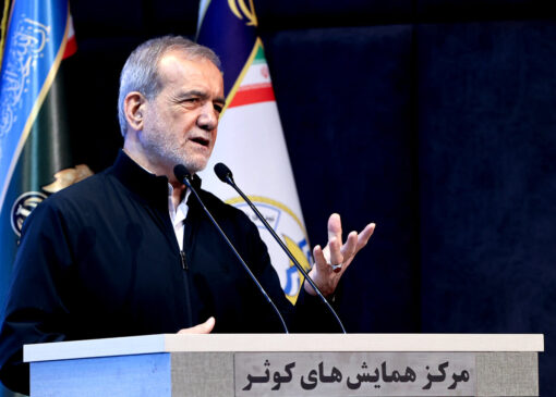 رئیس‌جمهور در جمع فرماندهان نیروی دریایی/ ادای احترام فرمانده کل ارتش با لباس خاص+عکس