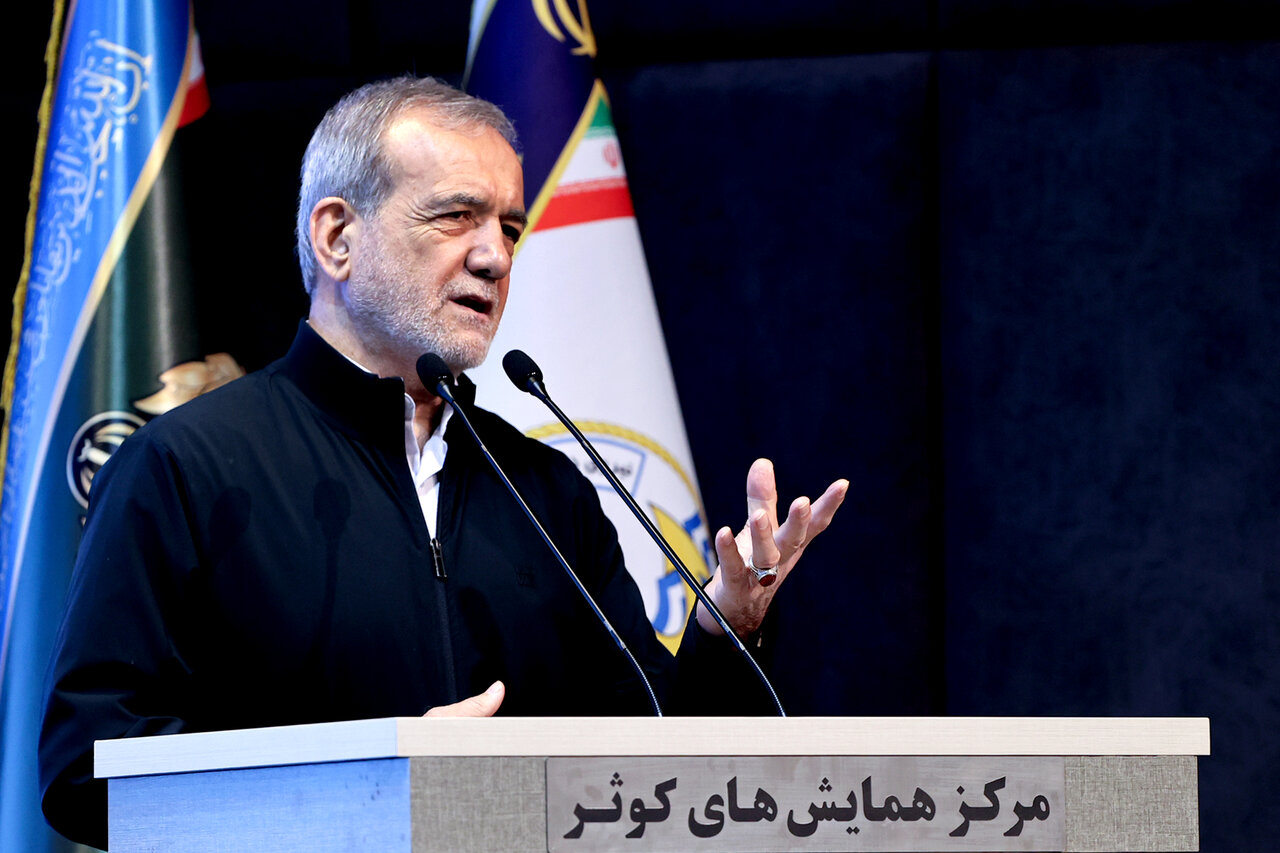 رئیس‌جمهور در جمع فرماندهان نیروی دریایی/ ادای احترام فرمانده کل ارتش با لباس خاص+عکس