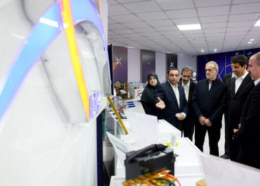 بازدید پزشکیان و خانم سخنگو از فناوری‌های ویژه+عکس