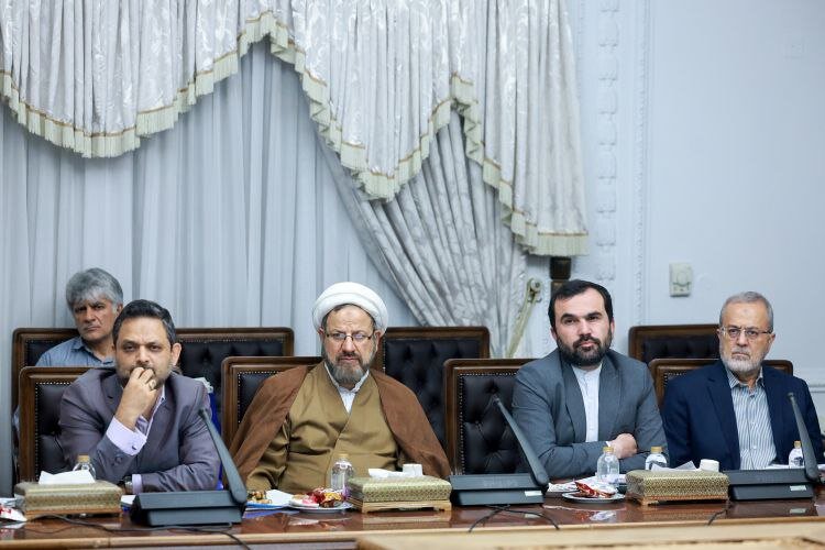 حداد عادل و پزشکیان در قاب جلسه شورای عالی انقلاب فرهنگی/ چه افراد دیگری در جلسه حضور داشتند؟