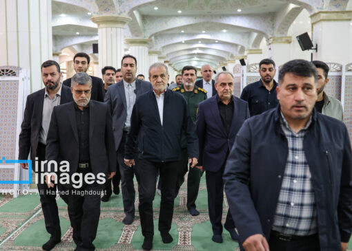 تصاویری از همنشینی پزشکیان و پدر آیت‌الله آل هاشم در مراسم گرامیداشت شهدای خدمت در تبریز