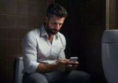 استفاده از تلفن همراه در توالت، باعث این بیماری خواهد شد | بازتاب امروز