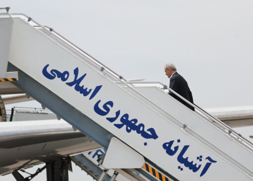 چه کسانی رئیس جمهور را برای سفر به عمان بدرقه کردند؟+تصویر
