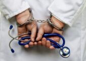 بازداشت جراح مغز و اعصاب قلابی در رشت | بازتاب امروز