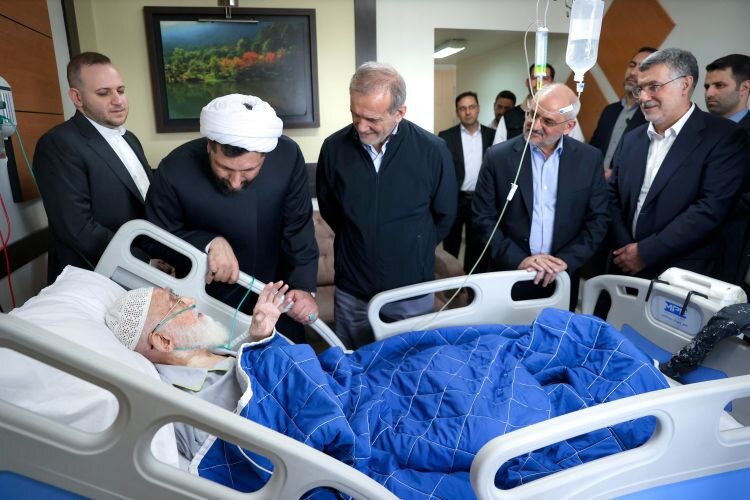 رئیس‌جمهور به عیادت آیت‌الله نوری همدانی رفت+ تصاویر