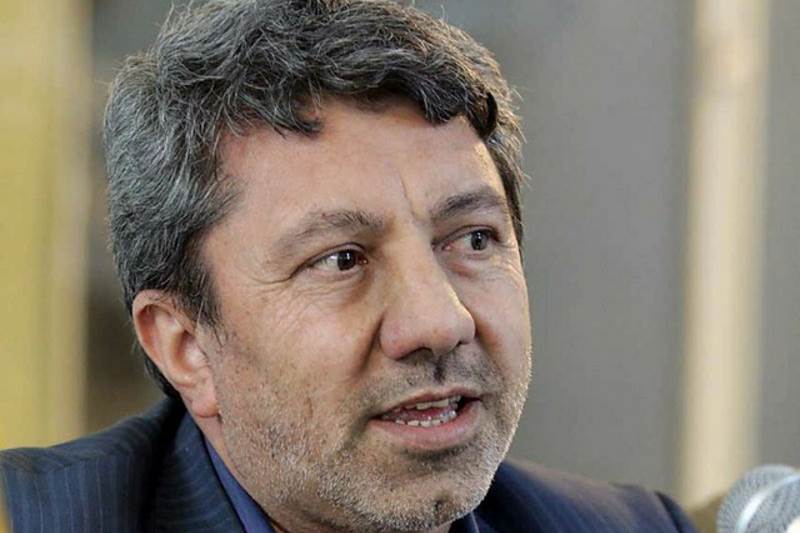 انتقامِ کاپشن دختری با گوشواره های قلبی