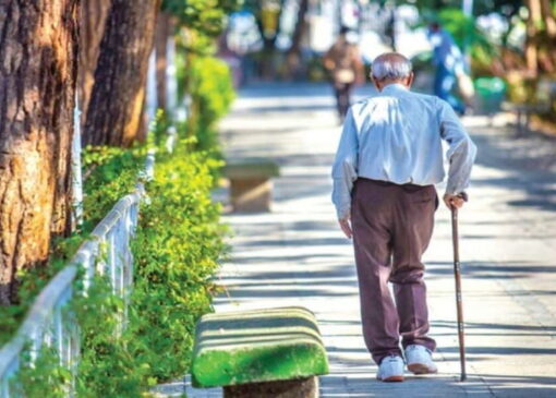 نگهداری افراد مسن در خانه سالمندان؛ آری یا خیر؟