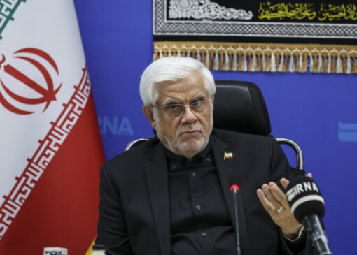 حضور معاون اول رئیس جمهور در یک مراسم ختم