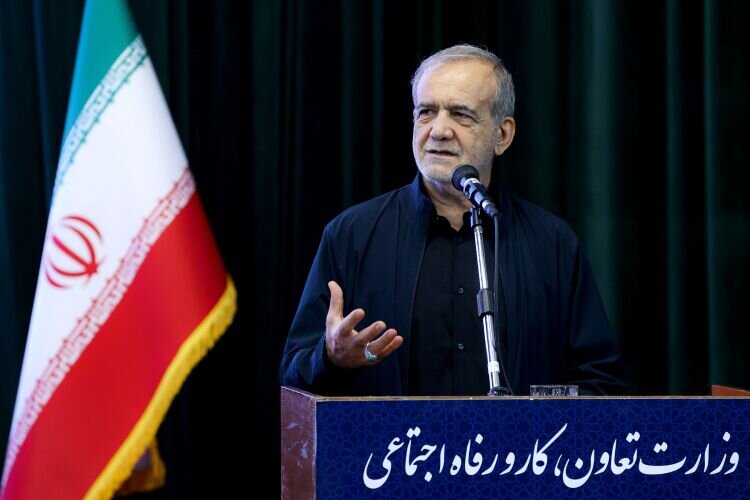 واکنش پزشکیان به موضوع اینترنت طبقاتی: دسترسی به اطلاعات آزاد حق همه مردم است، نه یک طبقه خاص
