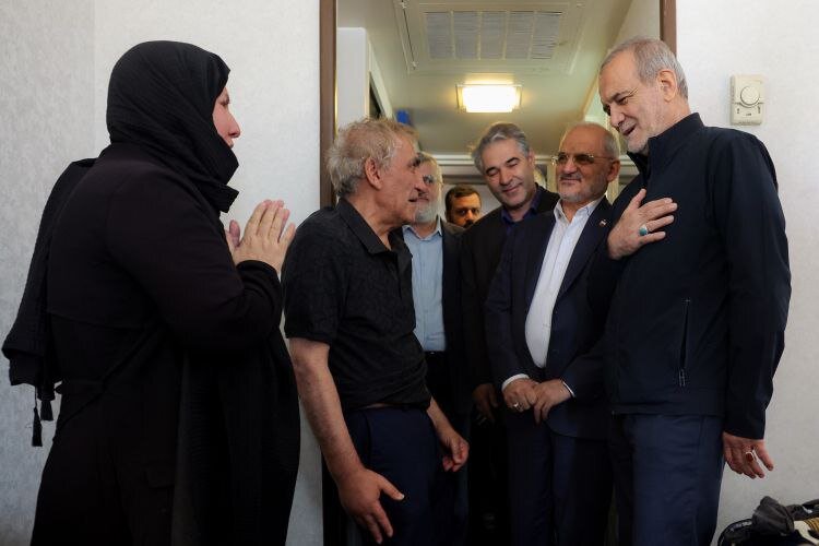  پزشکیان به دیدار برخی از خانواده‌های آسیب‌دیده از جنگ ۱۲ روزه رفت+تصویر
