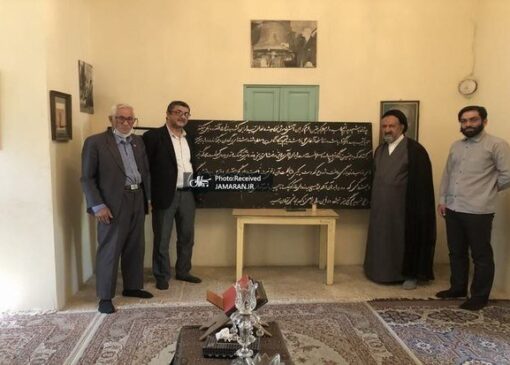تصویری از سیدمحمود دعایی بر مزار دکتر مصدق در روستای احمد آباد