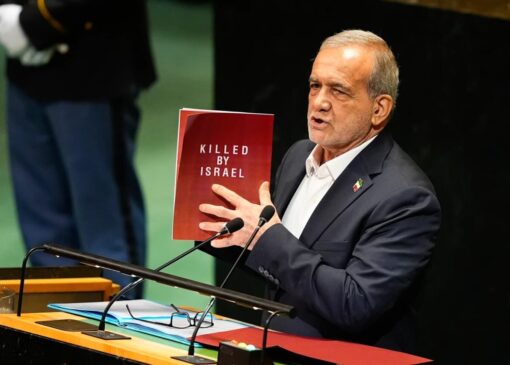 تصاویر جدید از پزشکیان در هنگام سخنرانی در سازمان ملل/ از عینک رئیس جمهور برای خواندن متن تا کتاب کشته های اسرائیل در دست + عکس