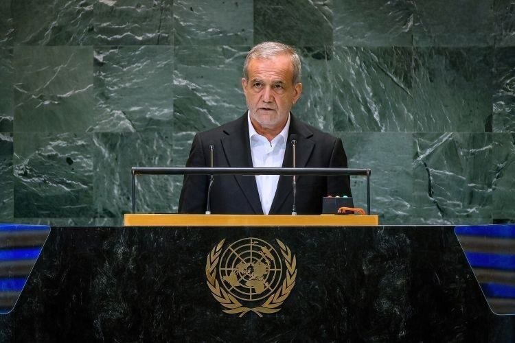 تصاویر تازه پزشکیان در هنگام سخنرانی در سازمان ملل/ از عینک رئیس جمهور برای خواندن متن تا کتاب کشته های اسرائیل در دست + عکس