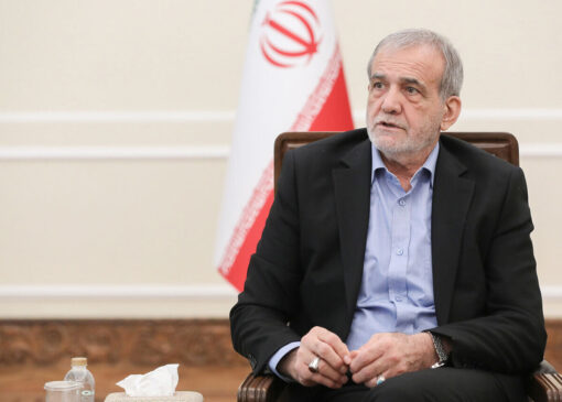 پزشکیان: عده‌ای می‌گویند اینها بلد نیستند؛ هر کس می‌تواند مشکلات را حل کند،‌ این گوی و این میدان/ به جای تخریب نقد سازنده کنیم