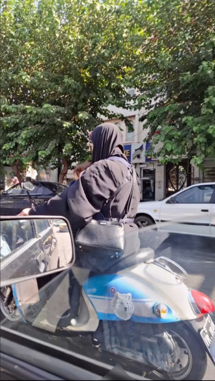 یک خانم موتورسوار چادری در تهران | بازتاب امروز
