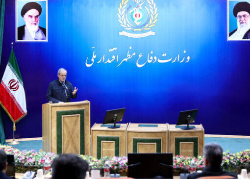  هشدار صریح رئیس‌جمهور: در میانه جنگی هستیم خطرناک‌تر از جنگ با عراق/ امروز از هر طرف به ما ضربه می‌زنند
