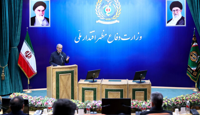  هشدار صریح رئیس‌جمهور: در میانه جنگی هستیم خطرناک‌تر از جنگ با عراق/ امروز از هر طرف به ما ضربه می‌زنند