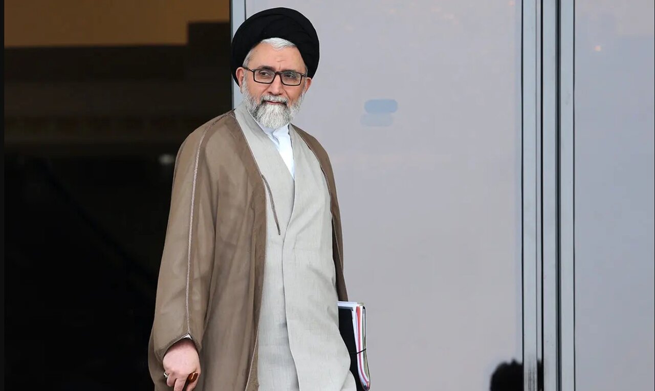 وزیر اطلاعات: دشمن تلاش می‌کند مقام معظم رهبری را هدف قرار دهد؛ گاهی با ترور و گاهی با هجمه‌های خصمانه‌ای که امروز در درون کشور هم به آن می‌پردازند