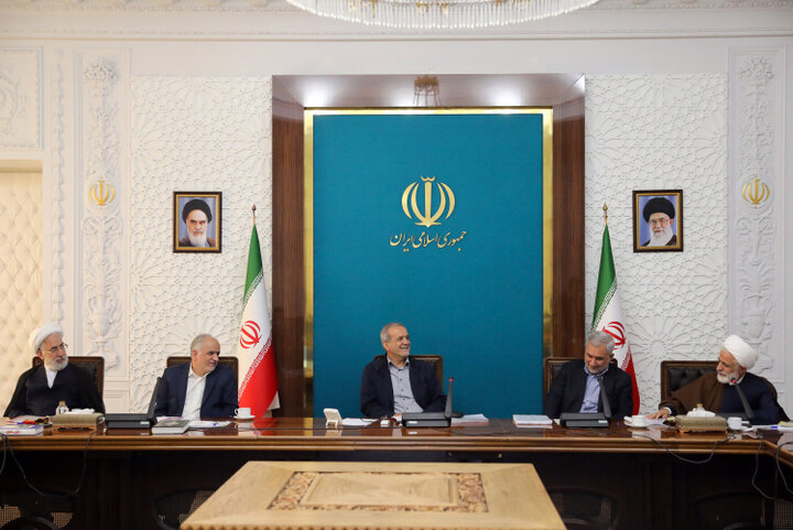 پزشکیان: دستگاه‌های دولتی خود ناقض اصول قانون اساسی هستند