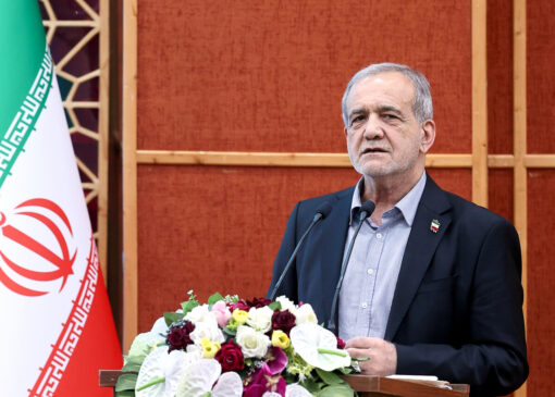 پزشکیان: گرفتاری‌ها را با مشارکت مردم حل می‌کنیم/ من اینجا ایستاده‌ام که خدمت‌گزار مردم باشم