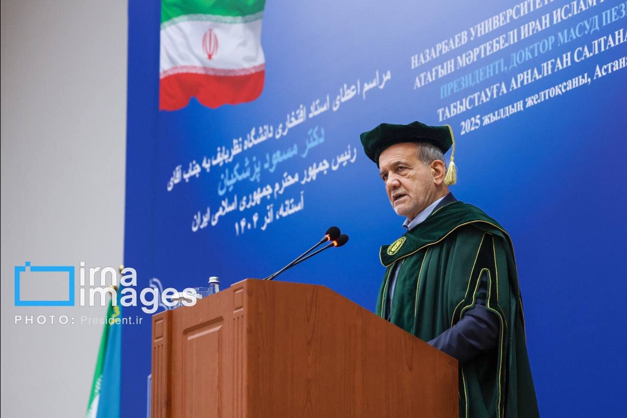 تصویری از پزشکیان با کلاه فارغ التحصیلی در دانشگاه نظربایف