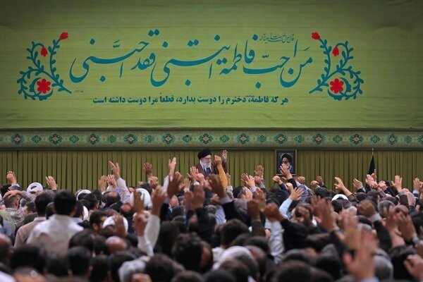 مداح معروف در صف اول دیدار با رهبر انقلاب + عکس