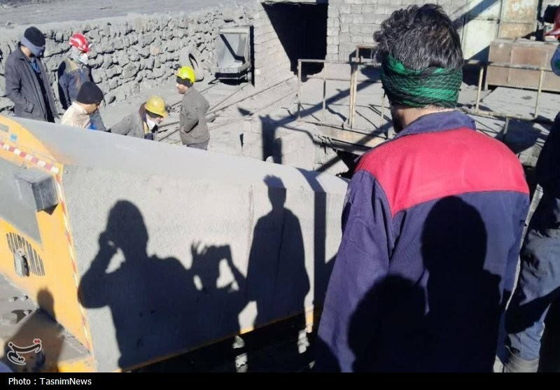 محبوس شدن ۲۴ کارگر در پی ریزش معدن