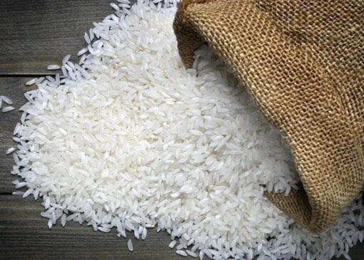 ماجرای ریختن برنج به دریا/ چند تن برنج در بنادر انباشته شده است؟