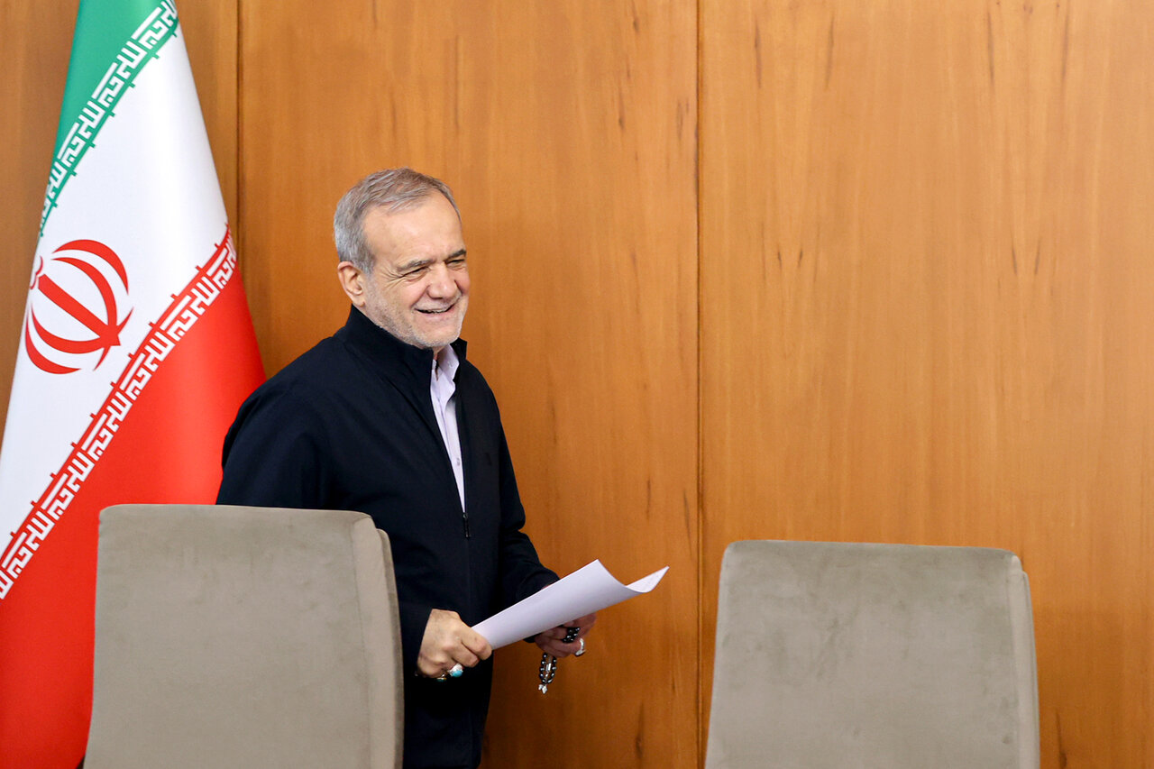پزشکیان: برخورد با قاچاقچیان خرد سوخت تنش‌زاست/ مقابله باید از سرمنشأ آغاز شود