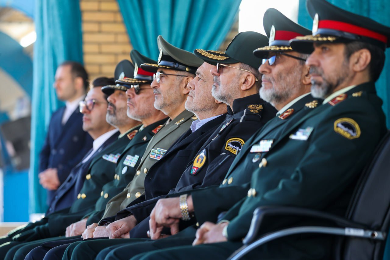 تصاویری خاص از پزشکیان در میان افسران پلیس + عکس