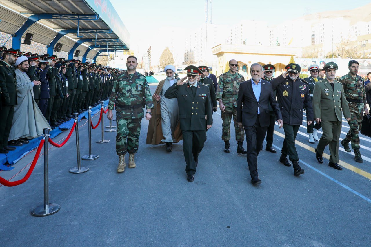 تصاویری خاص از پزشکیان در میان افسران پلیس + عکس