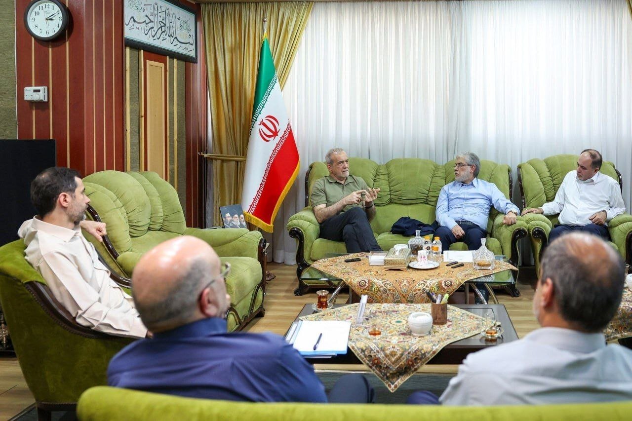 پزشکیان کت از تنش در آورد/ ماجرای عکس رییس جمهور در نشست مدیریت آب چیست؟ + تصویر