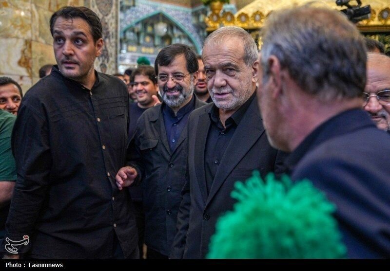 تصاویری از زیارت پزشکیان از حرم حضرت معصومه(س)/ خوش و بش رئیس جمهور با جمعی از زائران