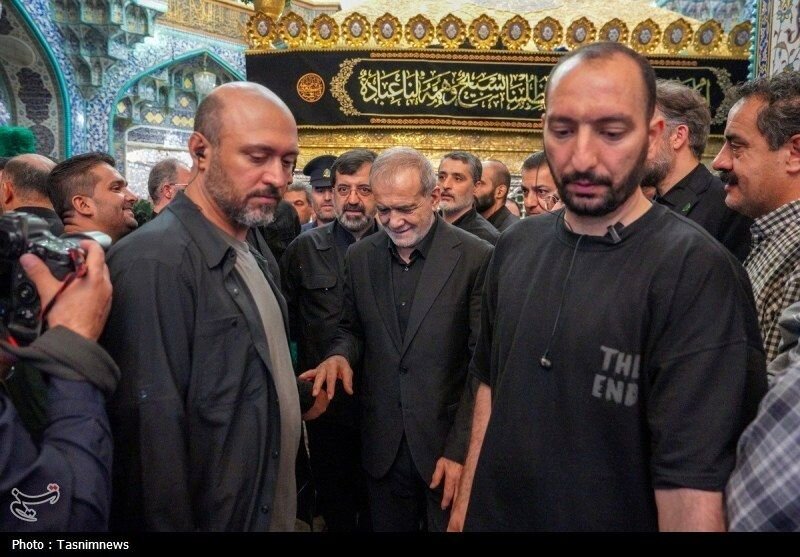 تصاویری از زیارت پزشکیان از حرم حضرت معصومه(س)/ خوش و بش رئیس جمهور با جمعی از زائران