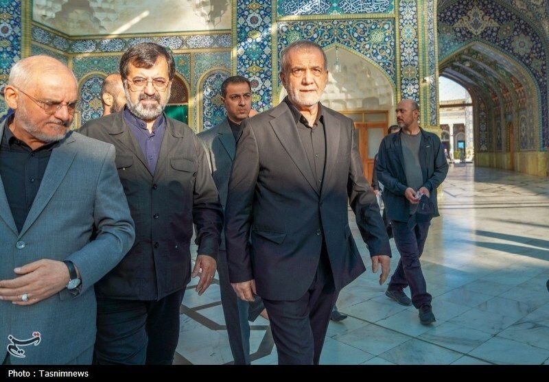 تصاویری از زیارت پزشکیان از حرم حضرت معصومه(س)/ خوش و بش رئیس جمهور با جمعی از زائران
