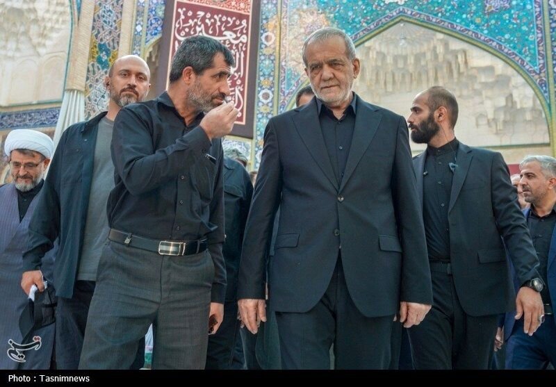 تصاویری از زیارت پزشکیان از حرم حضرت معصومه(س)/ خوش و بش رئیس جمهور با جمعی از زائران