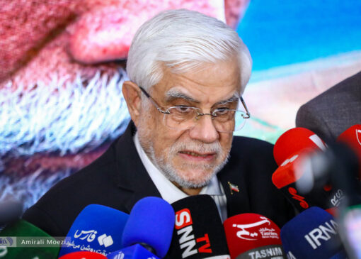 عارف: ان‌شاءالله مذاکرات به نتیجه می‌رسد؛ ما وارد یک فضای جدید می‌شویم/ تنگه هرمز متعلق به ایران است/ به‌سادگی نباید از تنگه عبور کرد