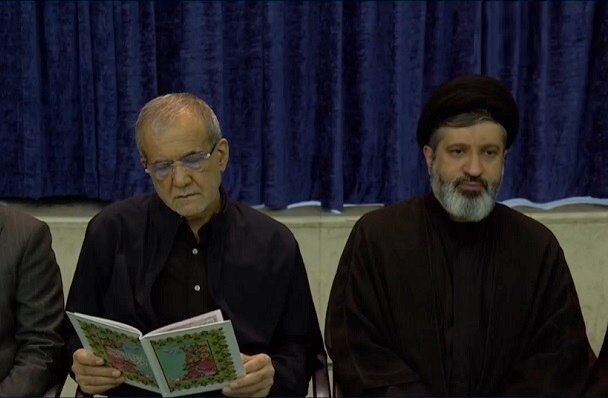 پزشکیان در مراسم بزرگداشت رهبر شهید در کنار برادر همسر آیت الله سید علی خامنه‌ای/ رییس جمهور در کنار کدام پسر رهبر شهید نشسته بود + عکس
