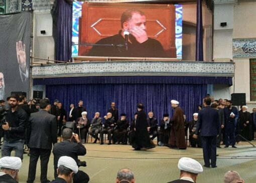 پزشکیان در مراسم بزرگداشت رهبر شهید در کنار برادر همسر آیت الله سید علی خامنه‌ای/ رییس جمهور در کنار کدام پسر رهبر شهید نشسته بود + عکس
